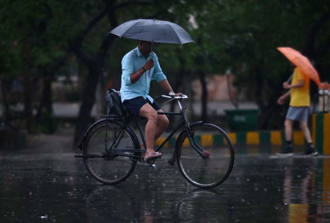 Viajeros bajo la lluvia ligera en la carretera Sector 21, el 25 de junio de 2023 en Noida, India.