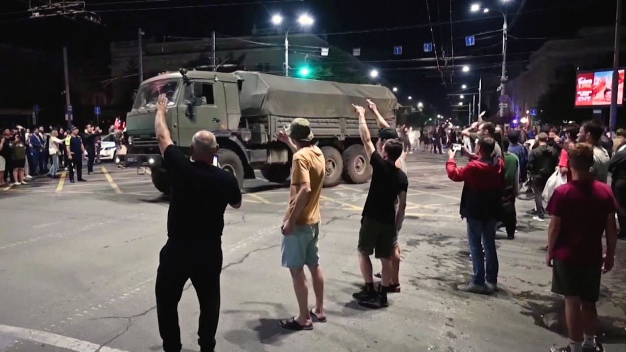 CNNE 1413048 - video- multitud aclama a soldados de wagner en rusia