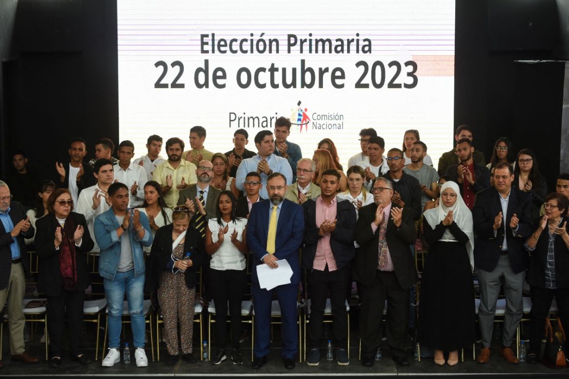 Miembros de la Comisión Nacional de Primarias aplauden durante una conferencia de prensa para anunciar las fechas de las elecciones primarias de la oposición en Caracas el 15 de febrero de 2023.