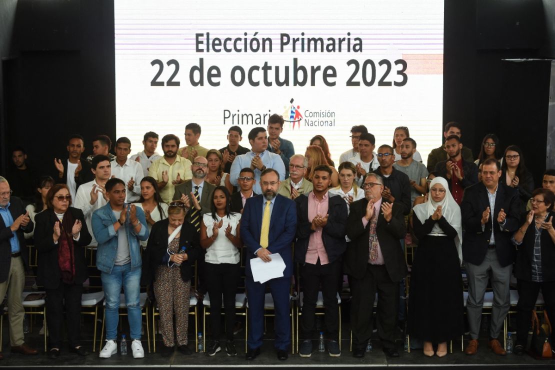 de la Comisión Nacional de Primarias aplauden durante una conferencia de prensa para anunciar las fechas de las elecciones primarias de la oposición en Caracas el 15 de febrero de 2023.