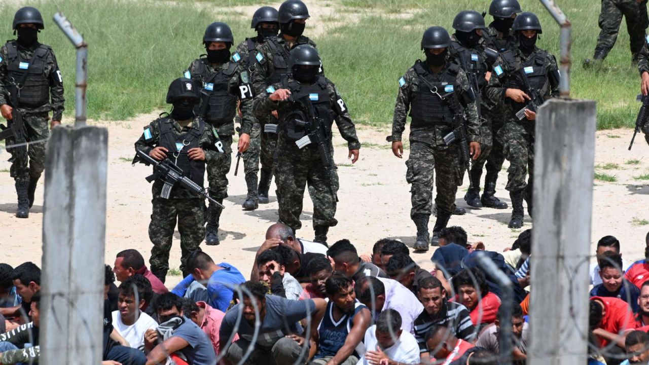 CNNE 1413410 - honduras- policia militar toma control de las prisiones