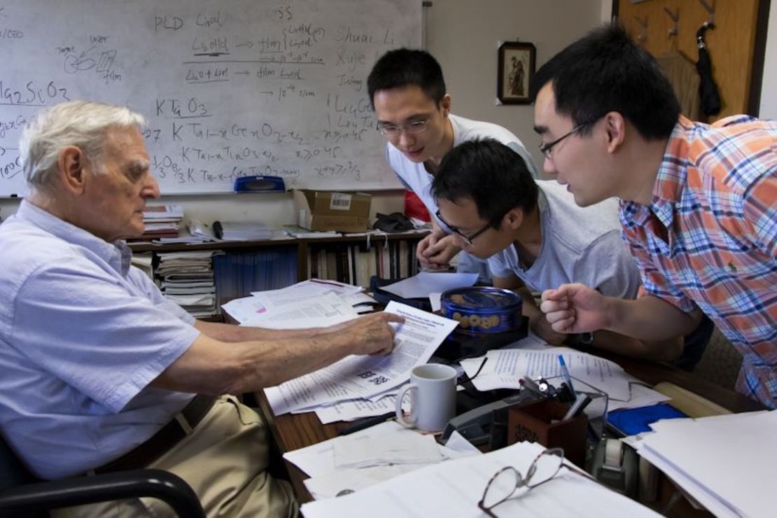 John B. Goodenough habla con estudiantes en esta foto proporcionada por la Universidad de Texas en Austin.