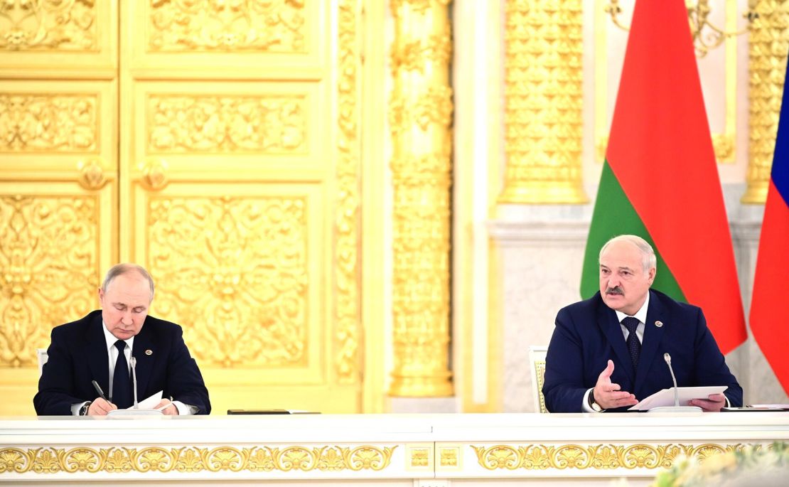 El presidente de Rusia, Vladimir Putin, y su par Alexander Lukashenko en un encuentro en el Kremlin, en Moscú, el 6 de abril de 2023.