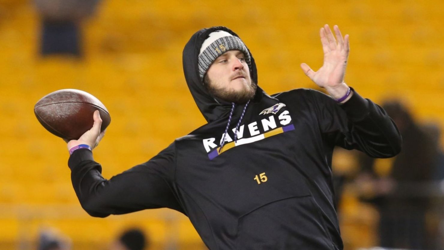 Ryan Mallett calienta para los Baltimore Ravens en diciembre de 2017.