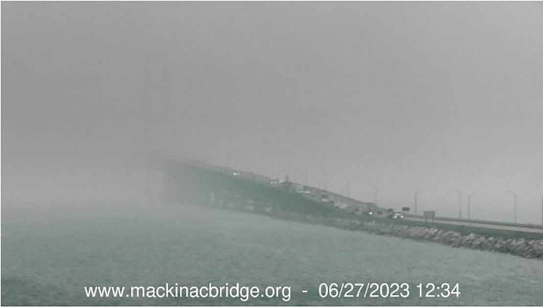 El puente Mackinac, que conecta las penínsulas superior e inferior de Michigan, se ve cubierto por el humo de los incendios canadienses.