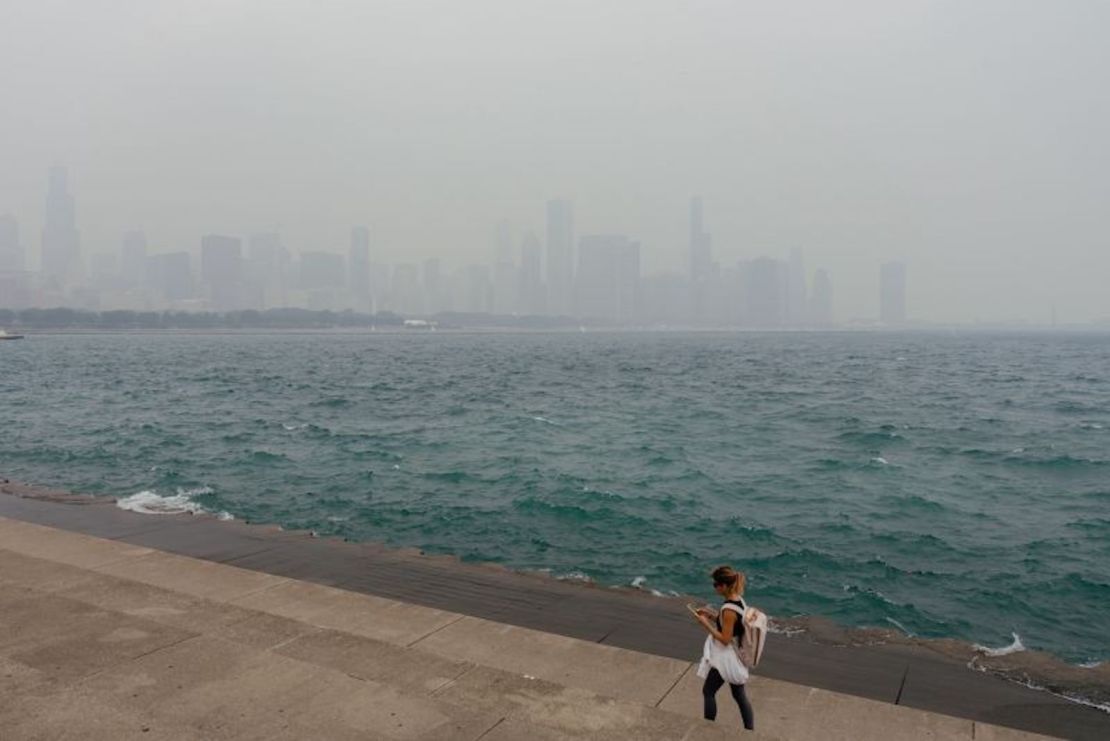 El humo de los incendios forestales canadienses crea neblina en Chicago, Illinois, el 27 de junio de 2023.