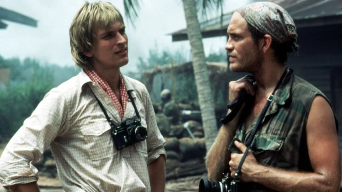 Julian Sands, a la izquierda, junto a John Malkovich en "The Killing Fields" de 1984