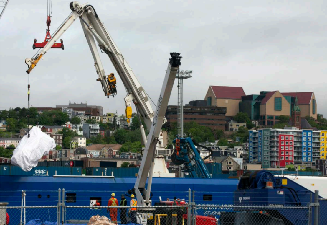 Los restos del submarino son descargados del buque Horizon Artic en Terranova, Canadá.