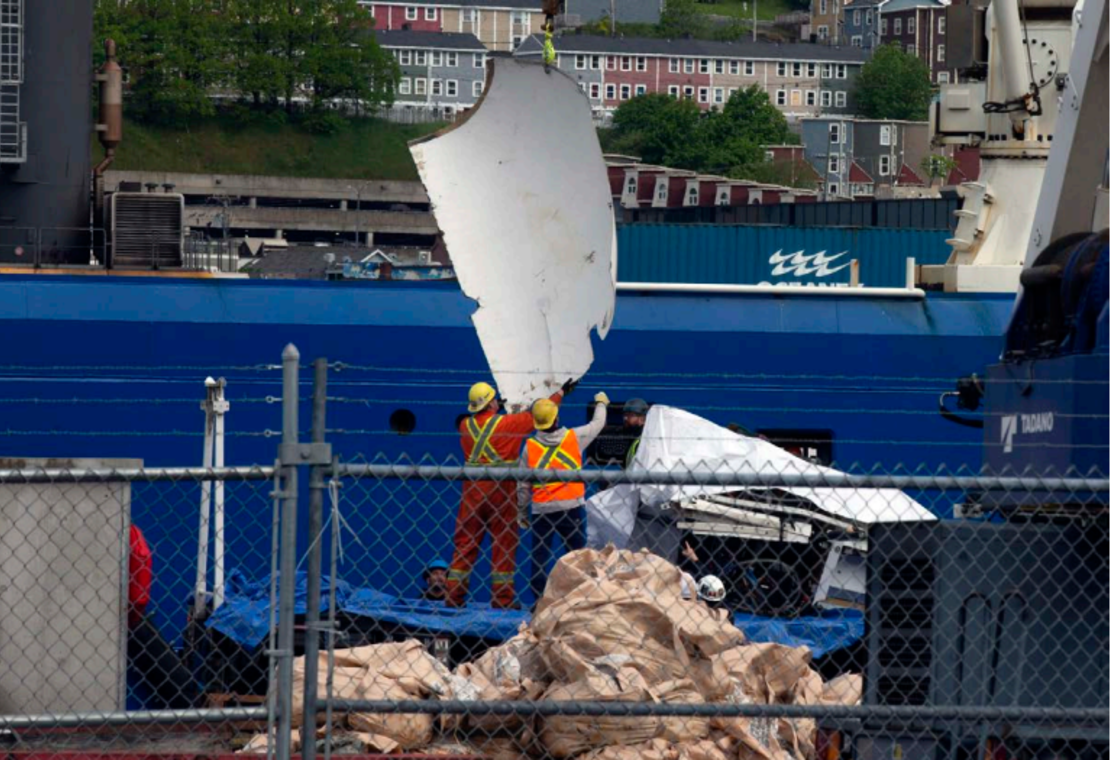 Los restos del sumergible Titan, recuperados del fondo oceánico cerca de los restos del Titanic, son descargados del buque Horizon Arctic en el muelle de la Guardia Costera canadiense en St. John's, Terranova, el miércoles 28 de junio de 2023. Crédito: Paul Daly/The Canadian Press vía AP