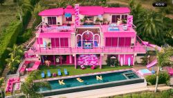 CNNE 1414290 - airbnb renta la casa de barbie en malibu