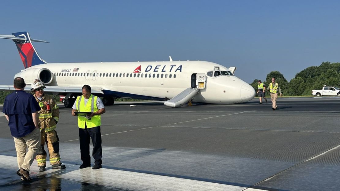 Un vuelo de Delta descendió sin el tren de aterrizaje al aeropuerto de Charlotte, Carolina del Norte.