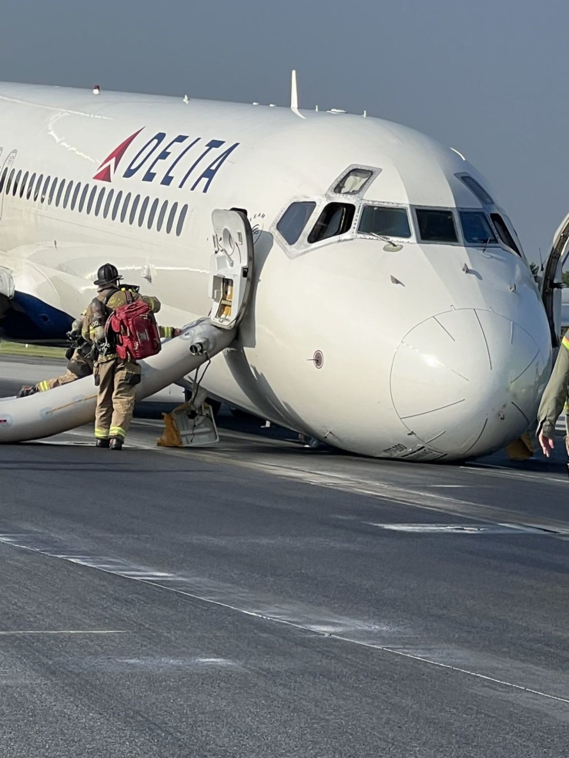 El avión de Delta que llegó a la pista sin el tren de aterrizaje.