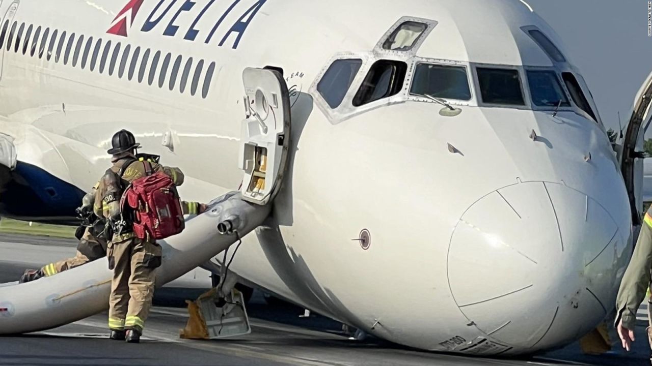 CNNE 1414450 - asi quedo un avion luego de que su tren de aterrizaje no funciono