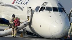 CNNE 1414450 - asi quedo un avion luego de que su tren de aterrizaje no funciono