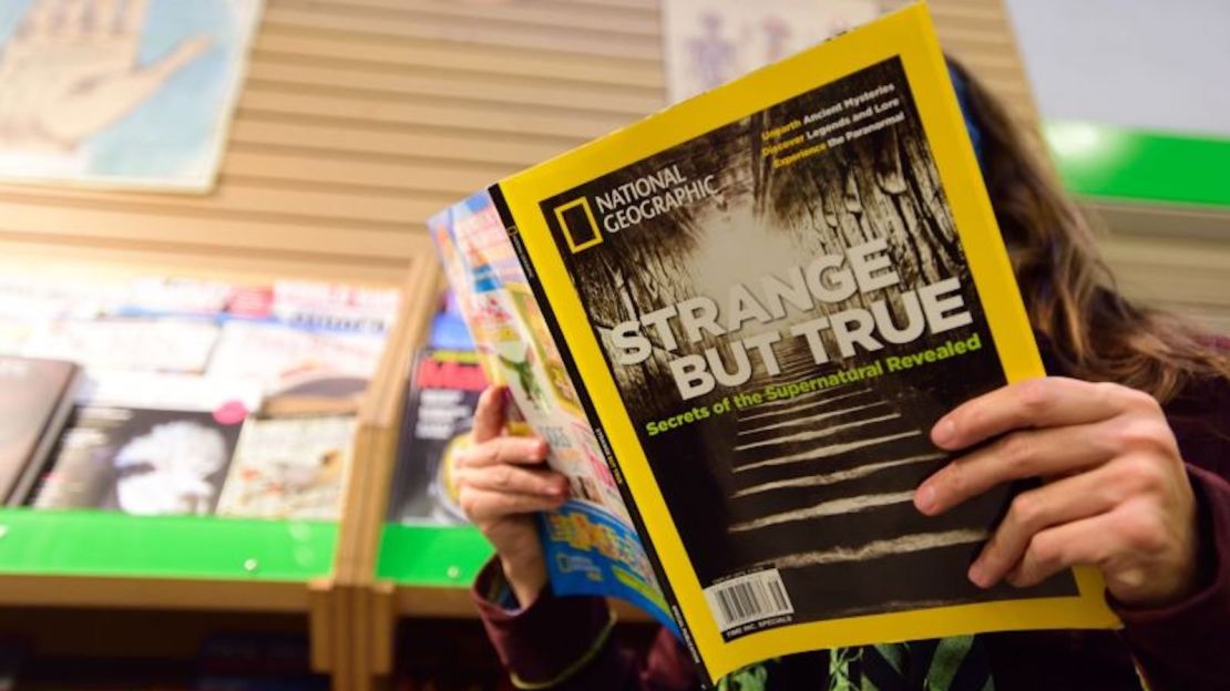 Una mujer lee la edición de National Geographic en Powell's City of Books en Portland, Oregon, el 3 de noviembre de 2015.