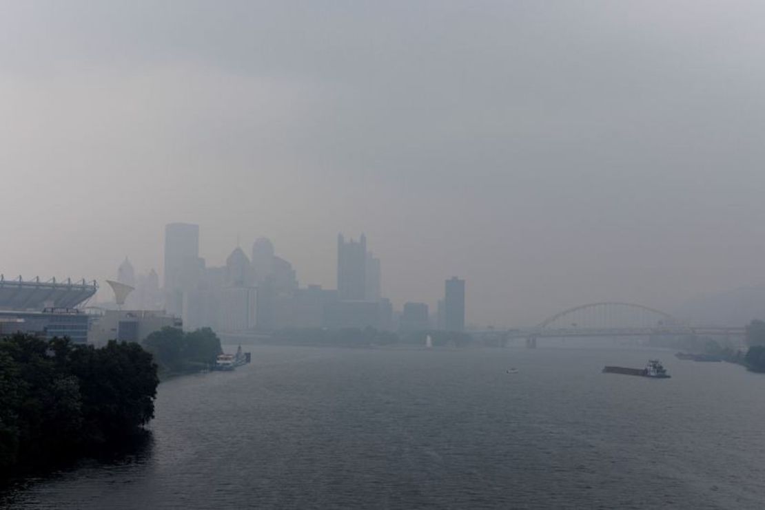 Un cielo brumoso se cierne sobre Pittsburgh, Pensilvania, el 28 de junio de 2023.