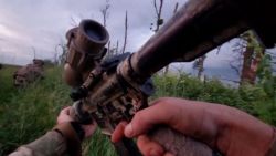 CNNE 1414676 - video de camara de accion de los combates en primera linea en ucrania