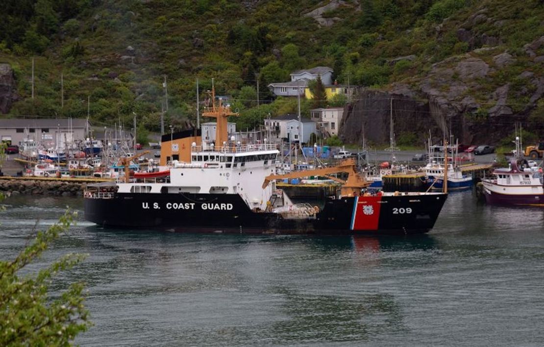 Un barco de la Guardia Costera de EE.UU. llega al puerto de St. John's, Newfoundland, el 28 de junio, luego de la llegada del barco Horizon Arctic que transportaba escombros del submarino Titán.