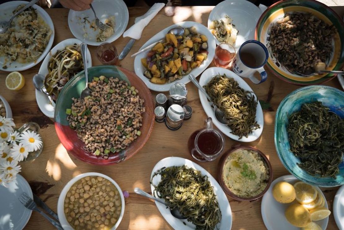 En Grecia, las mesas están llenas de todo tipo de legumbres, incluidos los frijoles caritas, los garbanzos y las lentejas, que forman una sopa griega tradicional llamada "falsificaciones".