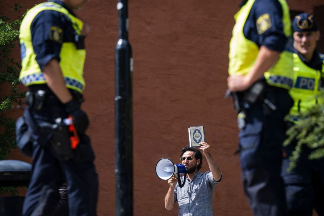 Salwan Momika protesta ante una mezquita de Estocolmo el 28 de junio de 2023.