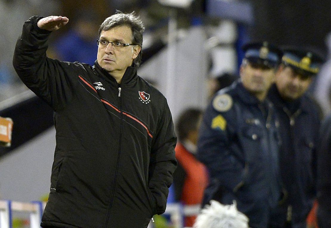 El entrenador Gerardo Martino del argentino Newell's Old Boys' gesticula durante el partido de fútbol de la Copa Libertadores 2013 contra el argentino Vélez Sarsfield en el estadio José Amalfitani en Buenos Aires, Argentina, el 15 de mayo de 2013.