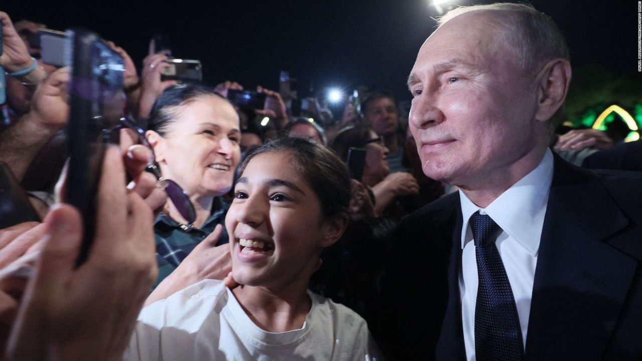 CNNE 1414862 - putin saluda a sus seguidores en una rara aparicion publica