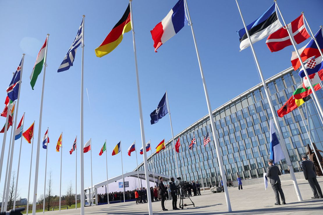 Banderas ondean frente a la sede de la OTAN en Bruselas, Bélgica, el 4 de abril.