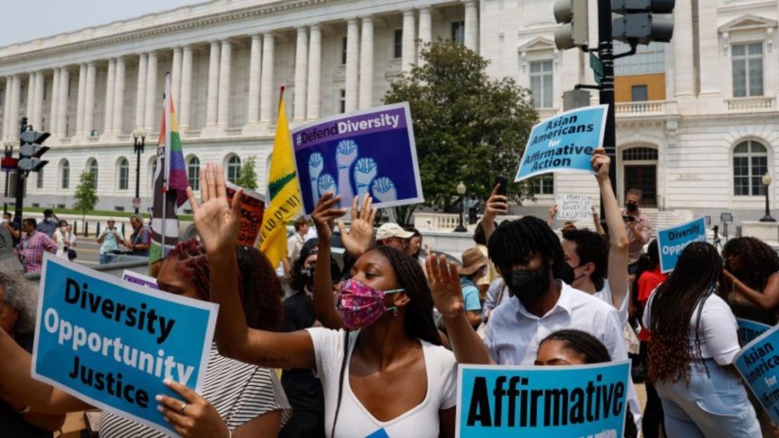 Personas a favor de la acción afirmativa protestan cerca del edificio de la Corte Suprema de EE.UU. en el Capitolio el 29 de junio de 2023, en la ciudad de Washington.