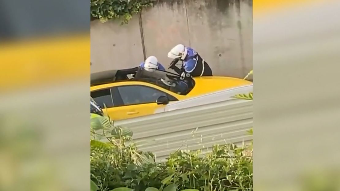 Esta captura de pantalla de un video publicado en Twitter muestra el momento en que la policía interactúa con un adolescente de 17 años durante un control de tráfico en un suburbio de París.