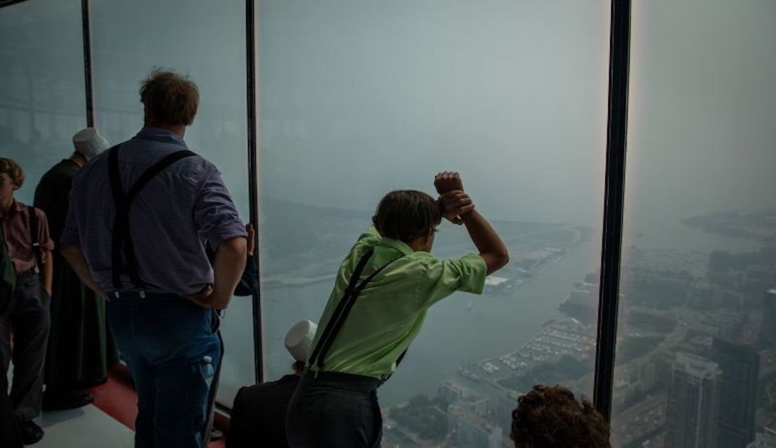 El horizonte de Toronto se ve cubierto de humo el miércoles desde la Torre CN.