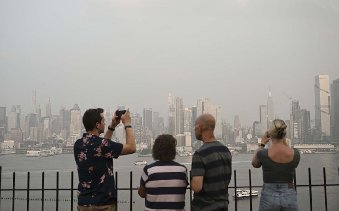 La calidad del aire en Nueva York estaba en niveles insalubres debido al humo de los incendios forestales canadienses el jueves.