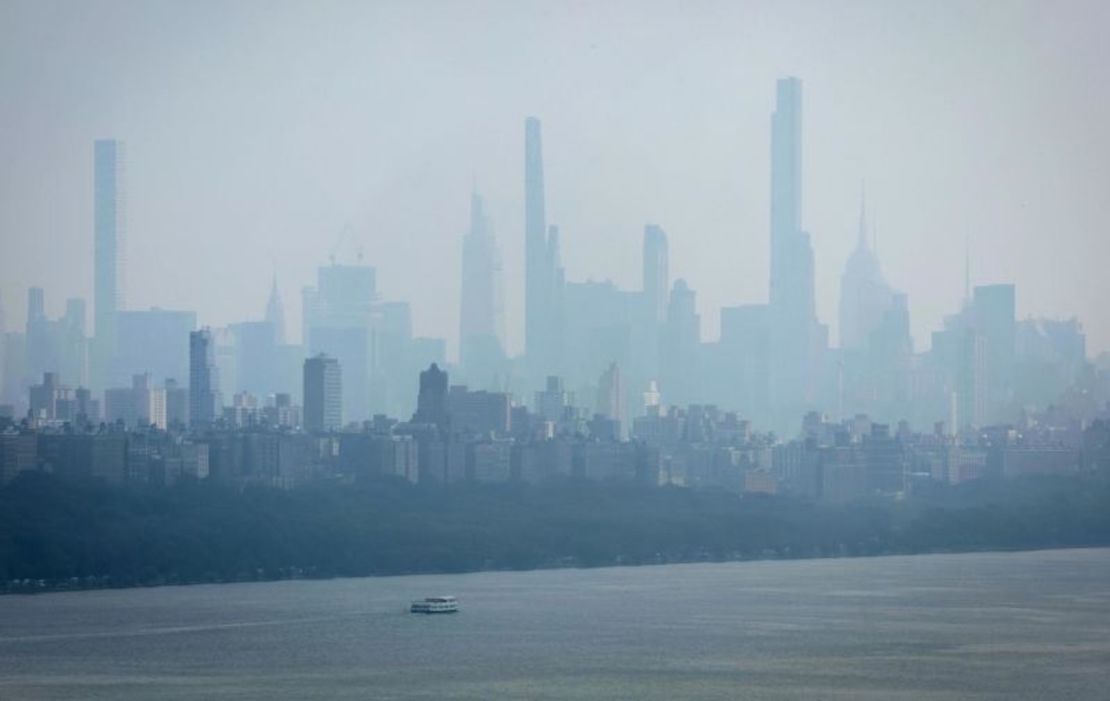 El horizonte de Manhattan está envuelto en neblina y humo de incendios forestales en Canadá en la ciudad de Nueva York el jueves.