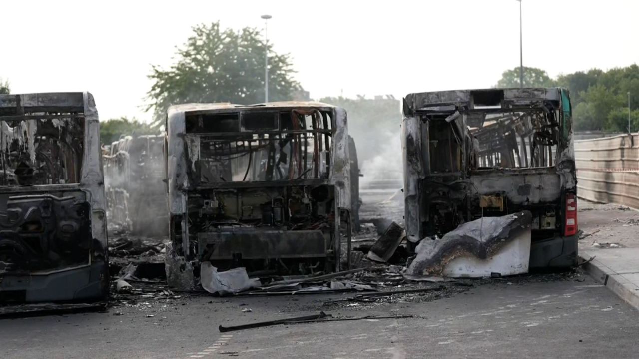 CNNE 1415341 - casi 900 detenidos por las protestas en francia