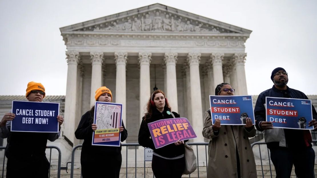 Personas se manifiestan en apoyo al plan de condonación de la deuda estudiantil de Biden frente a la Corte Suprema en Washington el 28 de febrero de 2023. Crédito: Drew Angerer/Getty Images