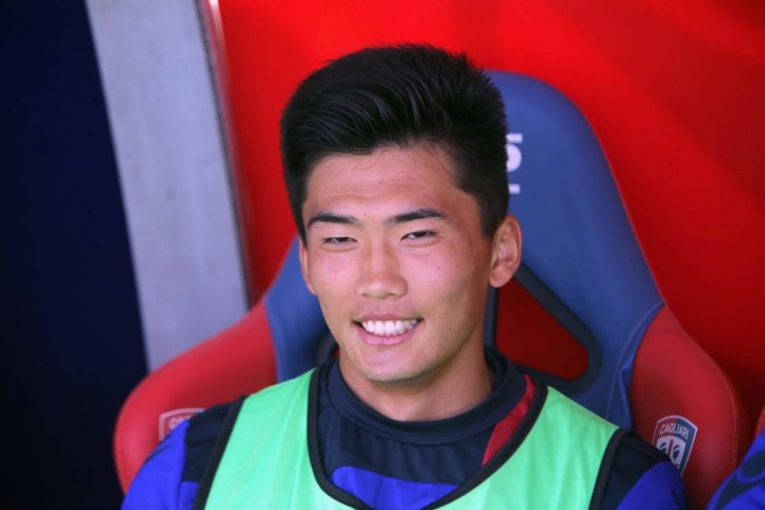 Han observa desde el banquillo durante el partido de la Serie A de Cagliari contra el Chievo Verona en 2017.