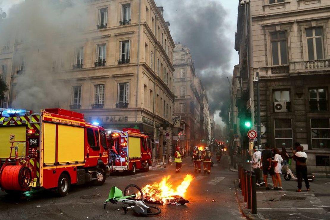 Se están produciendo saqueos en medio de los disturbios, dicen las autoridades francesas. Alexis Jumeau/SIPA/AP