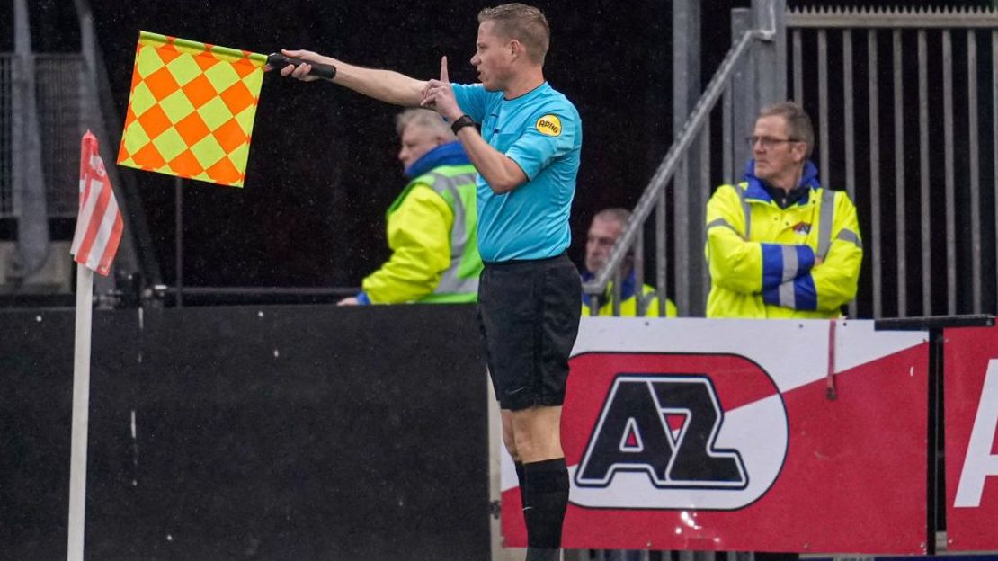 Un juez de línea marca el offside o fuera de juego