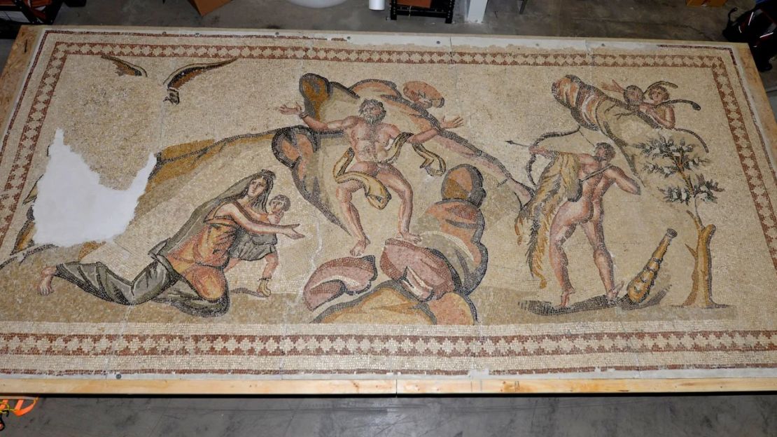 Un hombre de California fue declarado culpable de importar ilegalmente este antiguo mosaico de Siria. Representa a Hércules rescatando a Prometeo