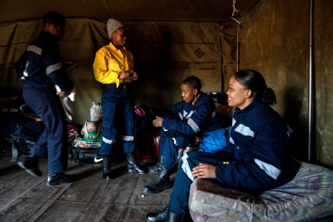 Los bomberos de Sudáfrica se encuentran entre los equipos que trabajan en Alberta, Canadá, para ayudar con los esfuerzos continuos de extinción de incendios. Shiraaz Mohamed/AFP/Getty Images