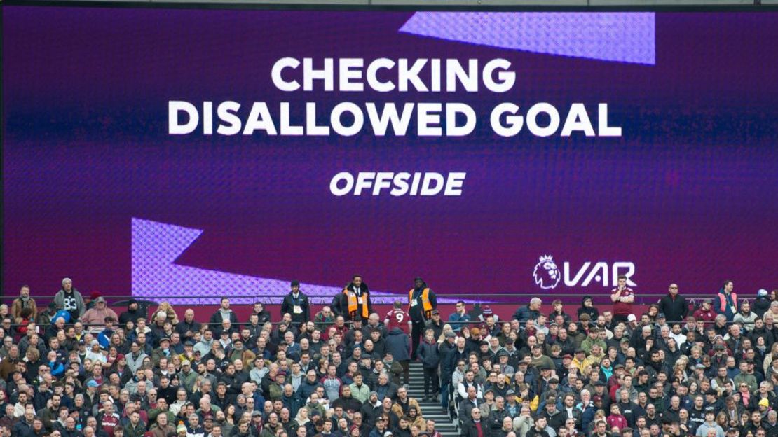 Una pantalla muestra que el VAR chequea un offside durante el partido de la Premier League entre West Ham United y el Chelsea FC el 11 de febrero de 2023 en Londres, Inglaterra.