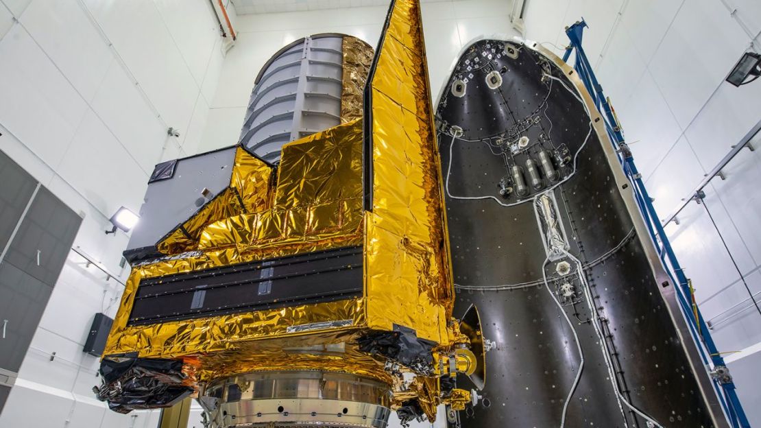 El telescopio espacial Euclid justo antes de su instalación en el morro del cohete Falcon 9 de SpaceX este martes.