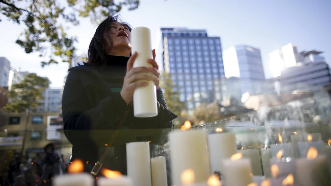 Una madre reza por su hijo antes de los exámenes de ingreso a la universidad de Corea del Sur en un templo budista en Seúl el 12 de noviembre de 2015.