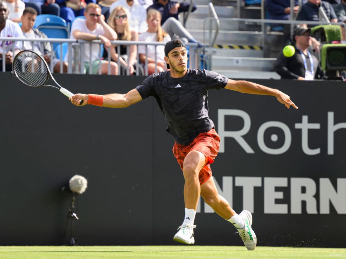 Francisco Cerundolo (ARG) durante el partido contra Tommy Paul (USA) el 1 de julio de 2023, en Eastbourne, Inglaterra