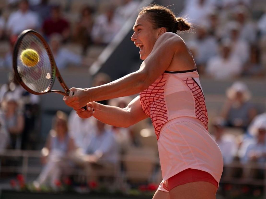 Aryna Sabalenka devuelve un golpe durante su partido de semifinales contra Karolina Muchova en Stade Roland-Garros.