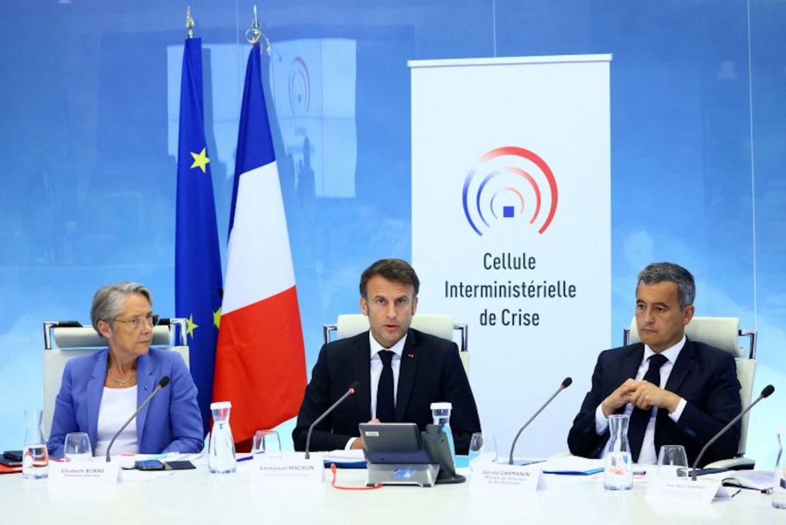 El presidente de Francia Emmanuel Macron (centro) celebró una reunión de crisis en París el 30 de junio, después de que la policía disparara contra un adolescente desencadenara protestas.