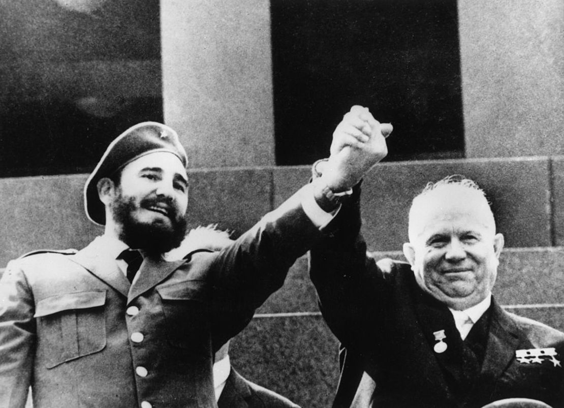 El revolucionario cubano Fidel Castro con el primer ministro soviético Nikita Jruschov en el Mausoleo de Lenin en la Plaza Roja de Moscú, el 7 de mayo de 1965.