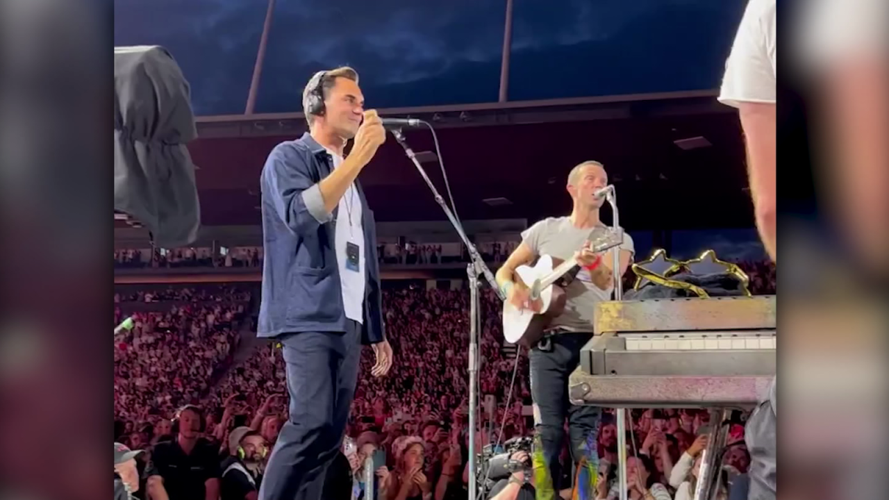 CNNE 1416307 - federer se subio al escenario con coldplay y el publico deliro