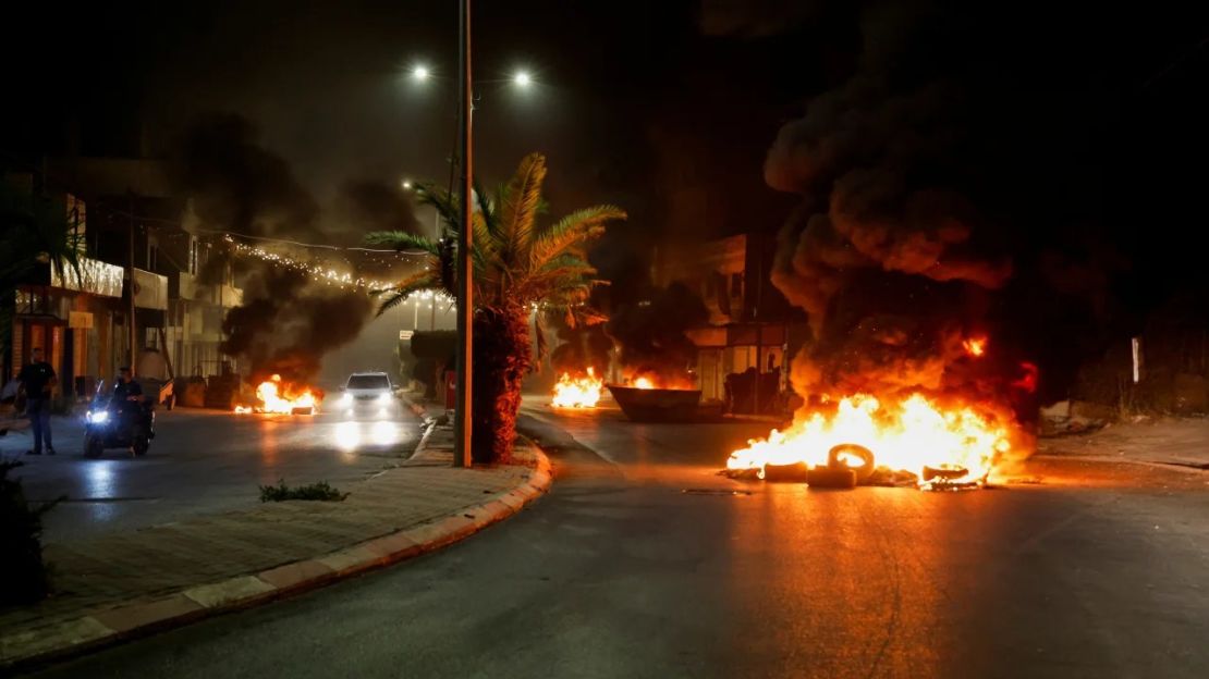 Llantas incendiadas en una calle durante los ataques en Yenín. Crédito: Raneen Sawafta/Reuters