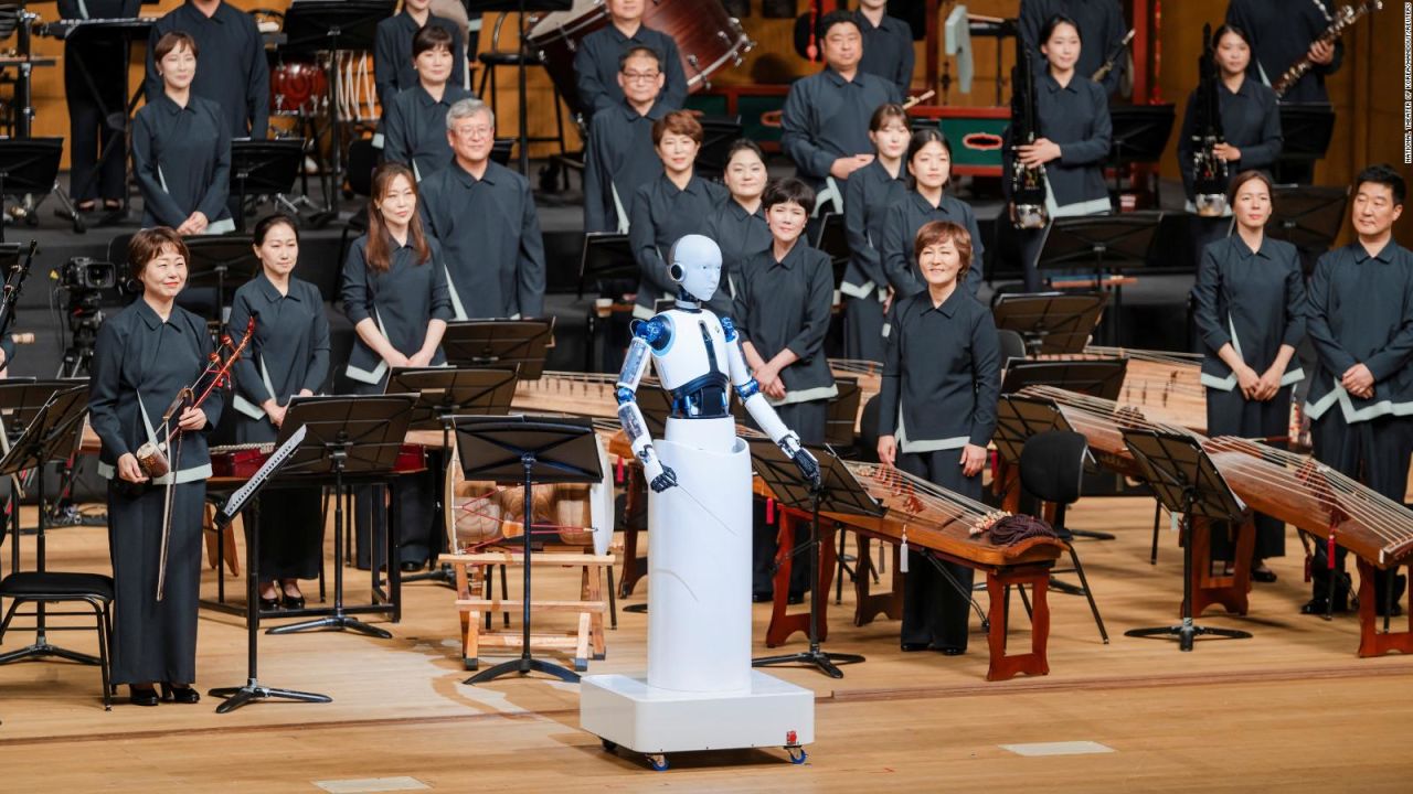 CNNE 1416447 - un robot dirige a una orquesta en corea del sur