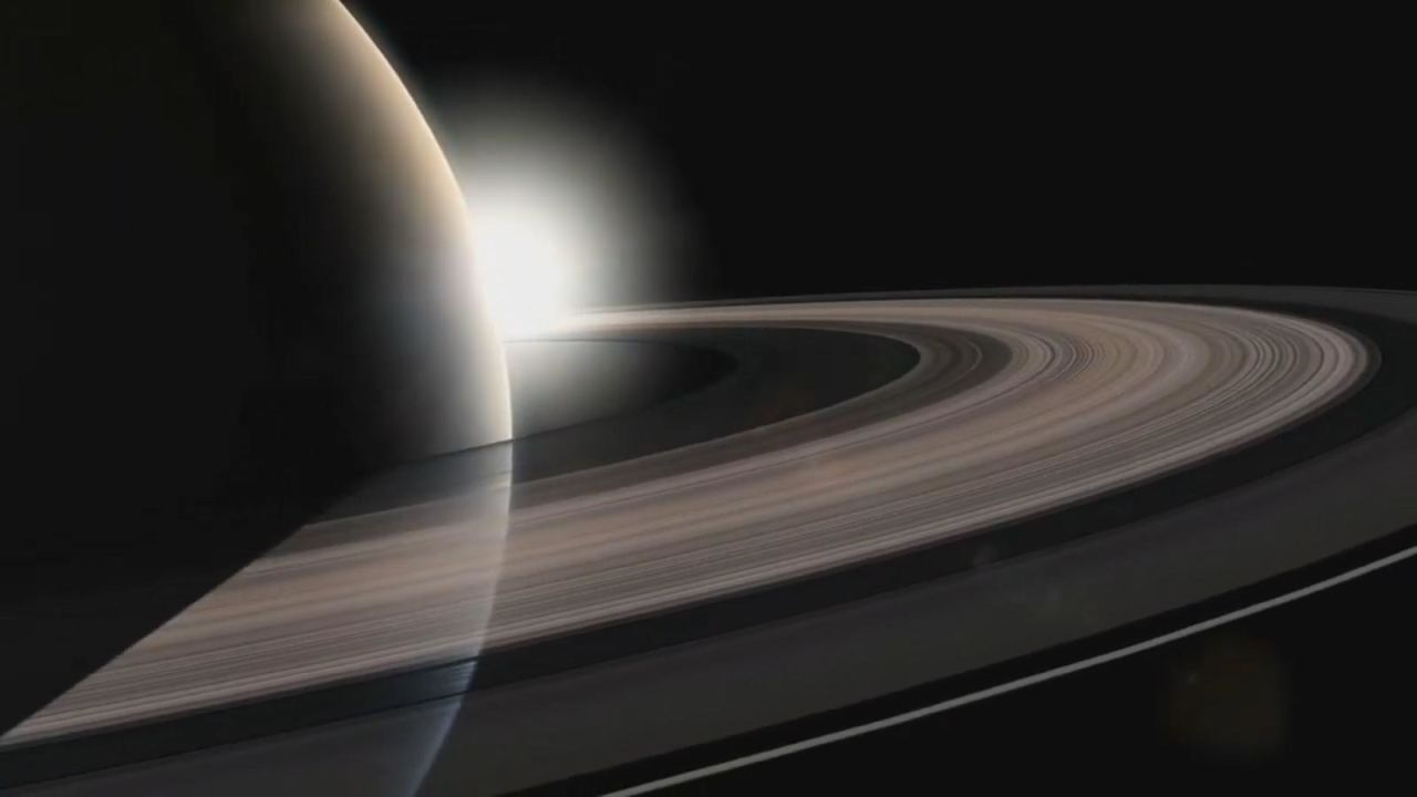 CNNE 1416552 - mira como brillan de los anillos de saturno desde cerca